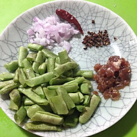 干锅肉末豆角的做法图解1