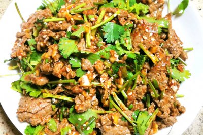 嫩嫩的香菜拌牛肉，一个低卡凉拌菜，为减肥的你解馋啦！