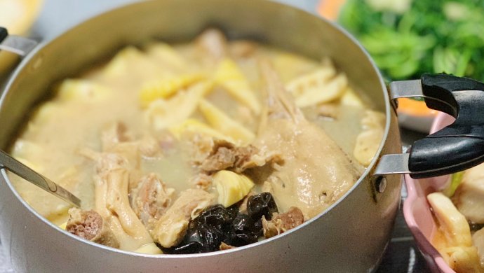 咸鹅鲜笋煲（明炉）