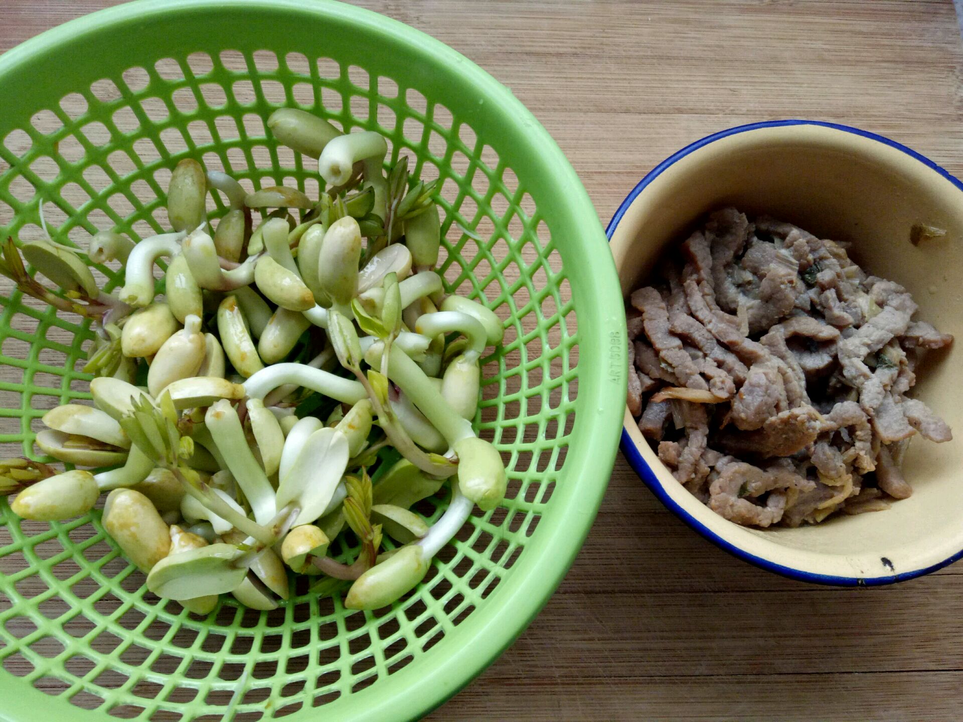 绿豆芽放点这菜一起炒，味道太棒了，比吃肉还香，快给家人炒一盘