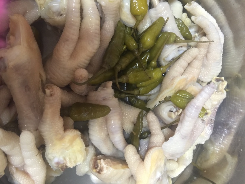 酸爽辣泡椒凤爪的做法图解3