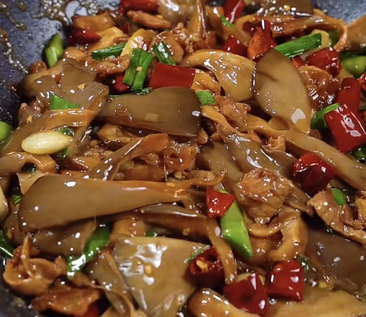 五花肉炒平菇的做法