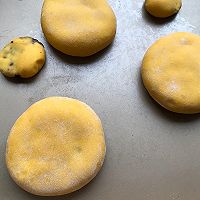#憋在家里吃什么#南瓜紫薯发面饼的做法图解9