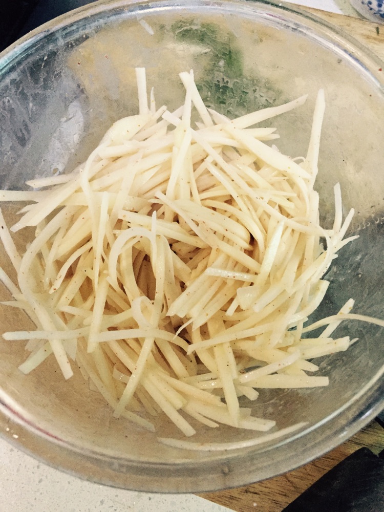 土豆丝饼的做法图解1