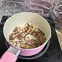 豌豆粒炒腊肠的做法图解3