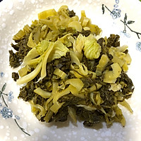 酸菜炒鸡腿肉的做法图解2
