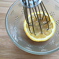 巧榨柠檬汁的做法图解4