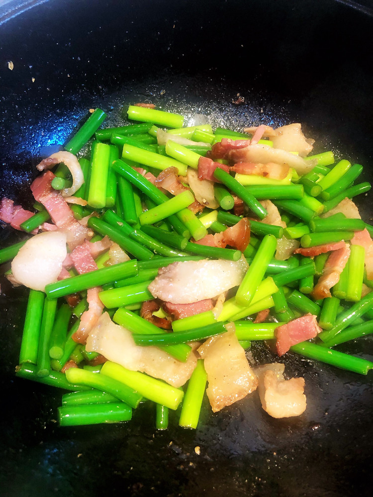 腊肉炒蒜薹的做法