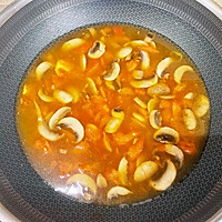 西红柿口蘑汤的做法图解4