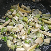 青椒木耳炒鸡蛋的做法图解3