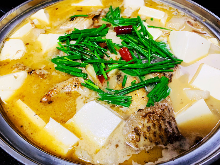 简单美味的酸辣鱼头豆腐火锅的做法