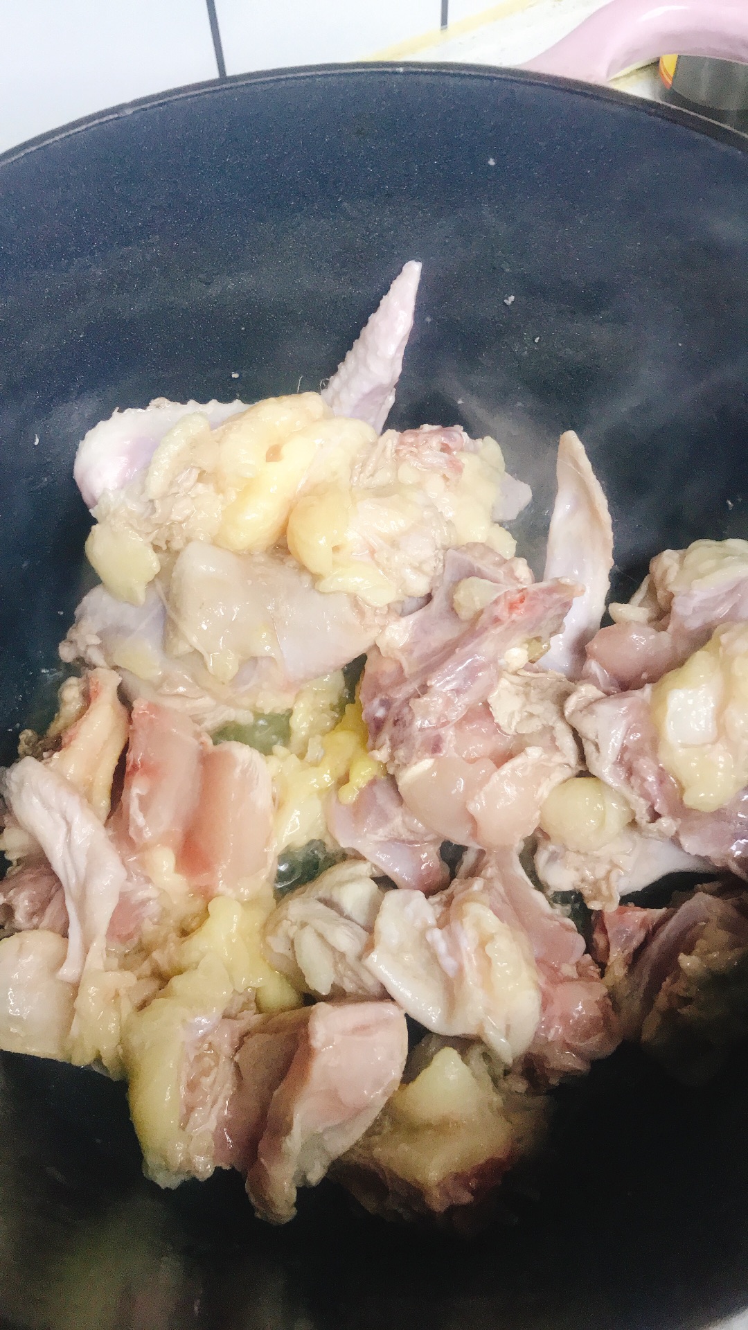 从老家带上来一只老母鸡，放和猪肚一起煲个汤，汤鲜味浓太鲜美了 - 哔哩哔哩