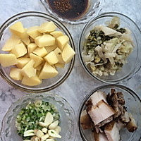 酸菜五花肉的做法图解1