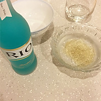 来~让我们干了这杯蓝天白云#RIO鸡尾酒#的做法图解1