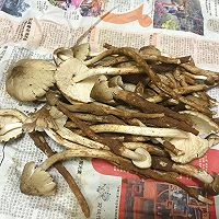 荔枝菌鸡肉汤的做法图解2