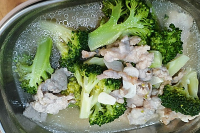 五花肉炒西兰花