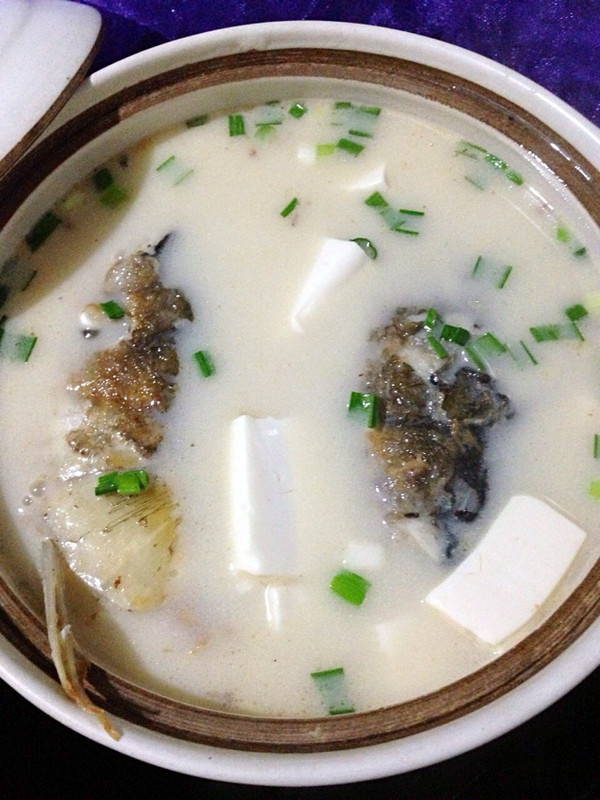 鱼头鱼骨豆腐汤图片