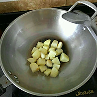 土豆枸杞烧鹅块的做法图解2