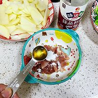 从小吃到大的肉片炒土豆柿子椒，肉香味美色撩人的做法图解3
