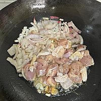 香菇鸡腿焖饭的做法图解2