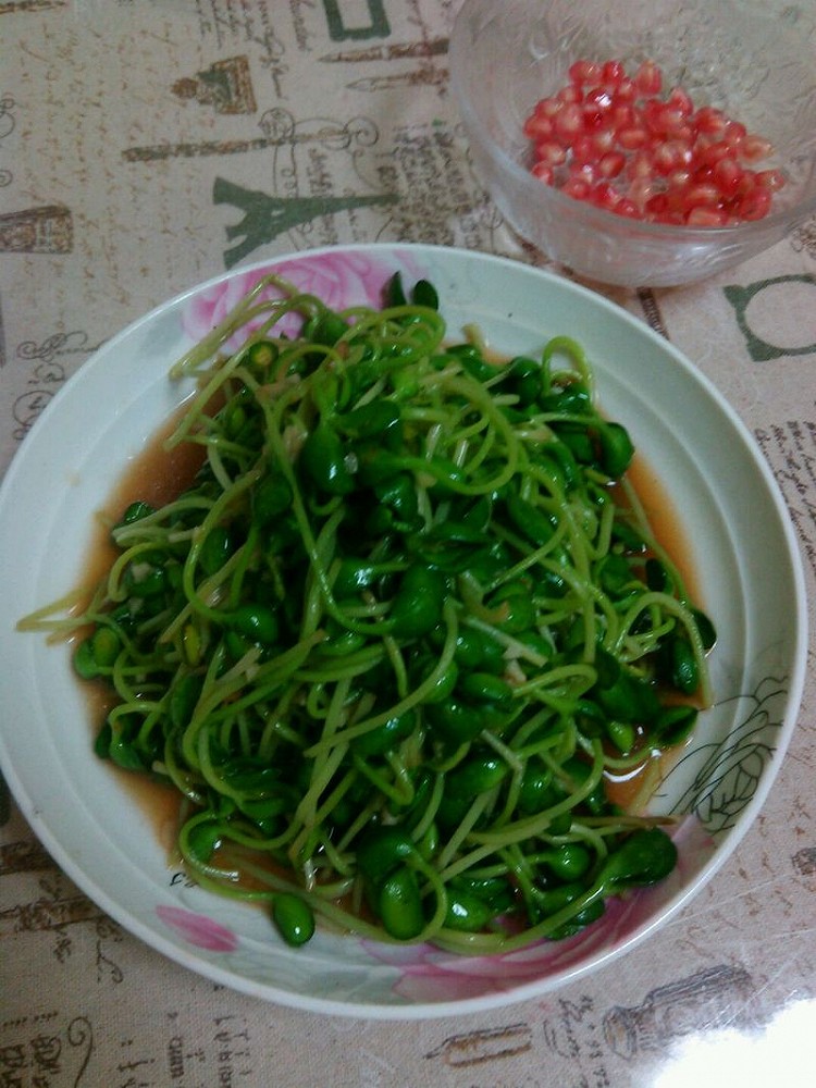 满屋飘香的蒜香黑豆苗的做法