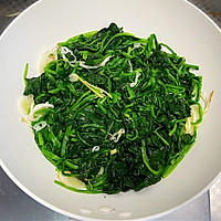 #餐桌上的春日限定#清清淡淡的小炒菠菜的做法图解4