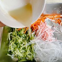 蟹柳拌黄瓜的做法图解7