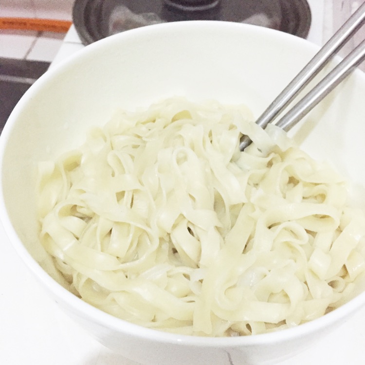 番茄蘑菇肥牛面的做法图解2