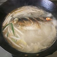 奶白鲫鱼汤的做法图解3