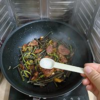 #夏日吃货嘉年华#超下饭的蕨菜炒腊鸭腿的做法图解9