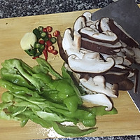 香菇炒鸡胸的做法图解2