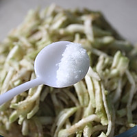 #美食新势力#茄子新吃法——自制蛋香茄饼的做法图解3