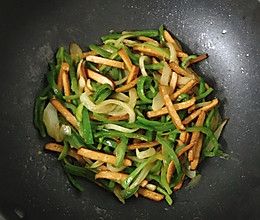 快手菜，青椒炒豆干的做法