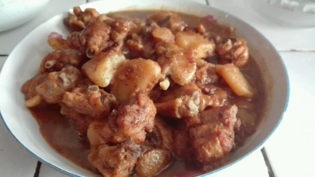 土豆焖鸡翅的做法
