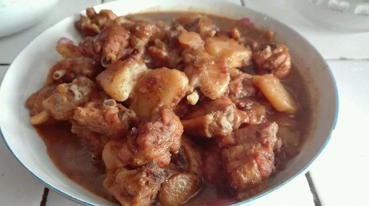 土豆焖鸡翅的做法