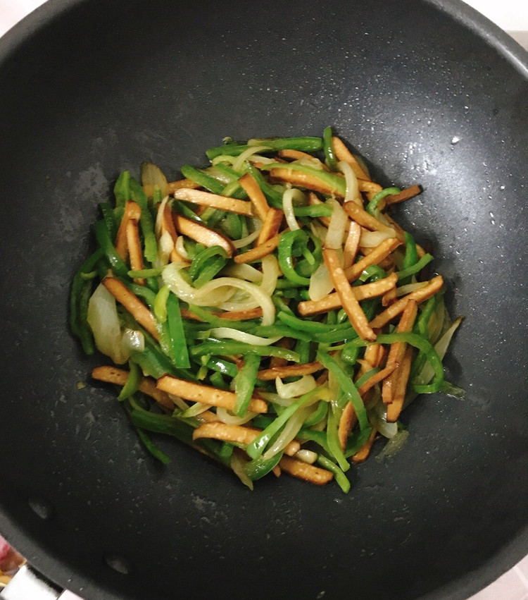 快手菜，青椒炒豆干的做法