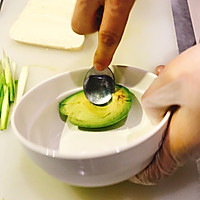 蛋香馒头鲜虾牛油果芦笋沙拉的做法图解4