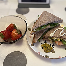 全麦鸡蛋虾仁三明治