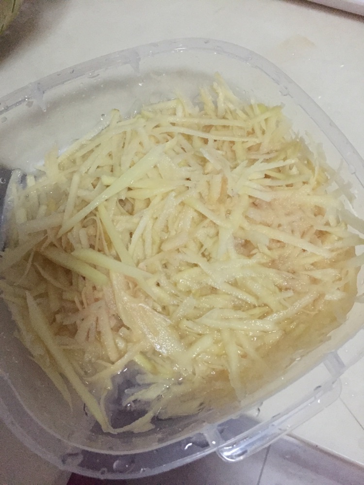 土豆丝蔬菜饼的做法图解1