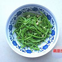 5分钟极简单快手晚餐炒素菜---蒜蓉蒿子杆的做法图解1