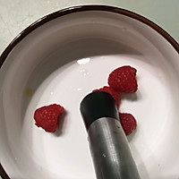 树莓酸奶水果碗的做法图解1