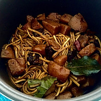 土豆牛肉闷面（电饭锅快手美食）的做法图解2