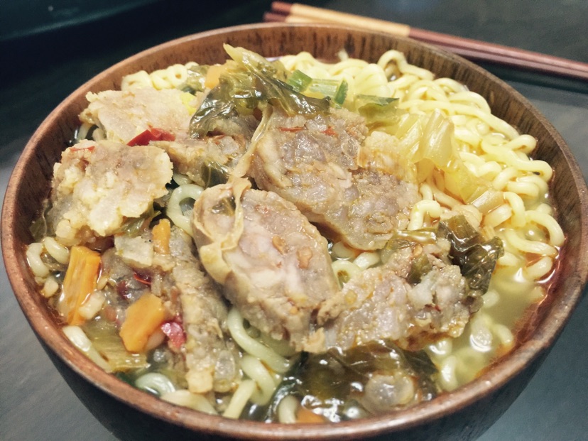 辣味腊肠煮酸辣菜面条汤的做法图解6