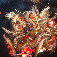 小米辣爆炒泥鳅的做法图解7