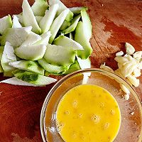 夏日开胃菜谱——丝瓜炒蛋的做法图解1