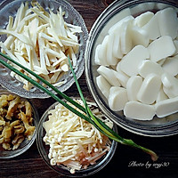 双菇炒年糕的做法图解1