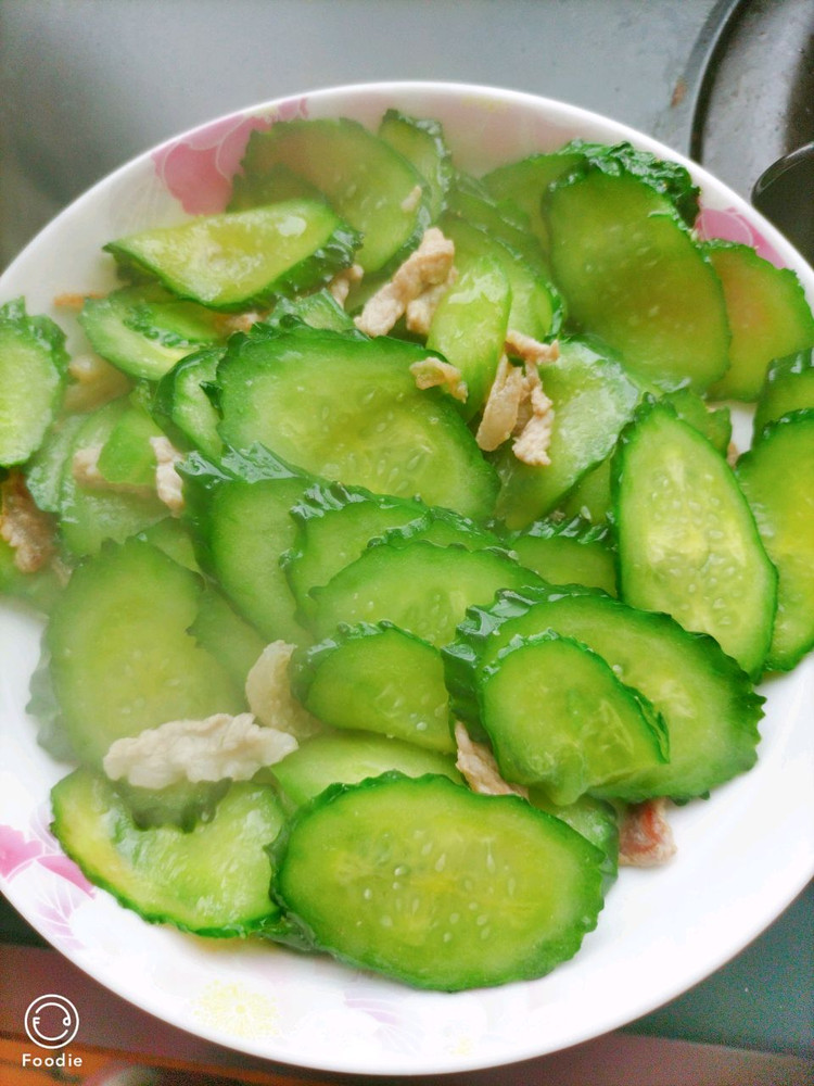 好吃简单的下饭菜～黄瓜片炒肉的做法