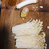金针菇蛤蜊汤的做法图解1