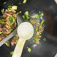 满屋飘香的香菇油菜腊肉焖饭的做法图解10