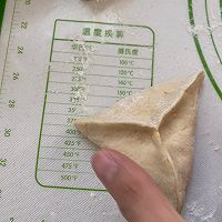#未来航天员-健康吃蛋#红糖花生芝麻三角包的做法图解9